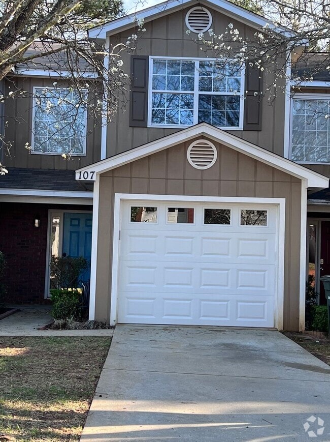 Building Photo - Briarwood West!!  LVP In Living Room!! Rental