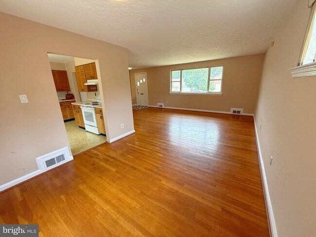 Photo - 7104 Adelphi Rd