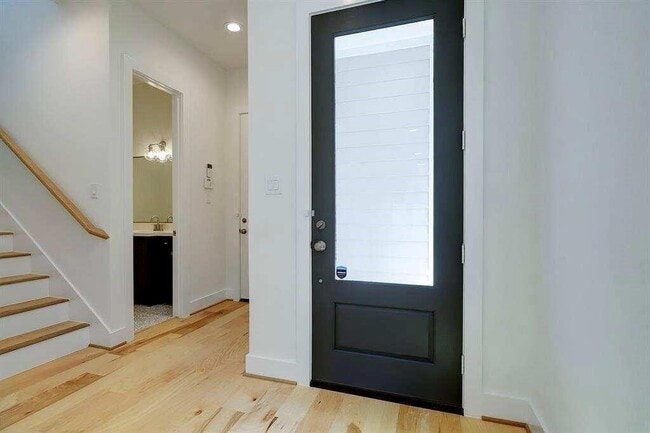 Photo - 2607 Nagle St