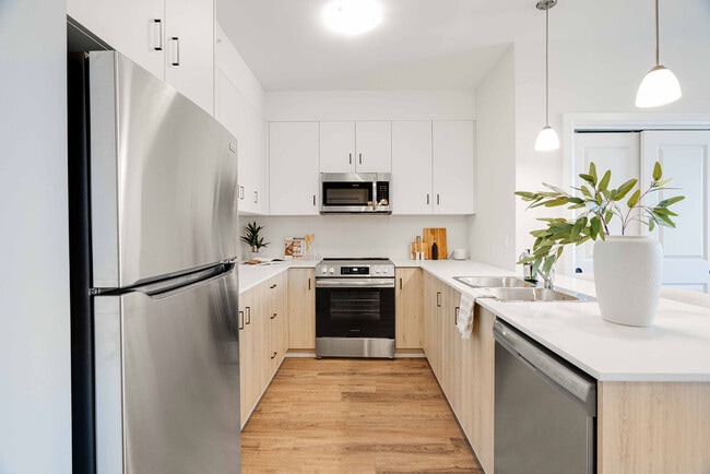 Building Photo - Executive Townhomes 2 Bed + Den Unit 101