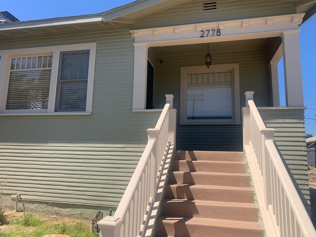 Building Photo - Fully gated Charming craftsman Two bedroom... Rental