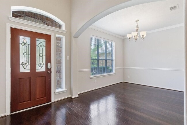 Building Photo - 114 N Hawkhurst Cir