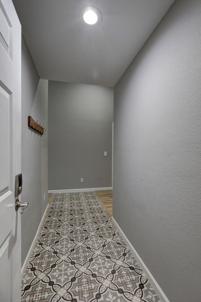 Photo - Spacious 2bd + DEN, 1.75ba Condo available in the heart of Issaquah! Unit D304