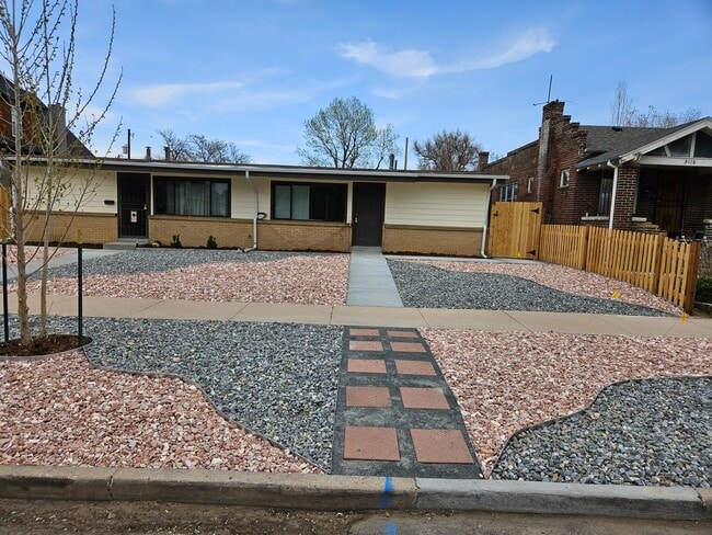 2 Bed 1 Bath Home In Denver. - 2 Bed 1 Bath Home In Denver.