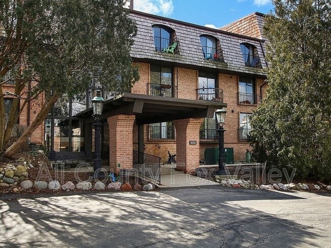 Building Photo - 600 W Russell St Unit 306