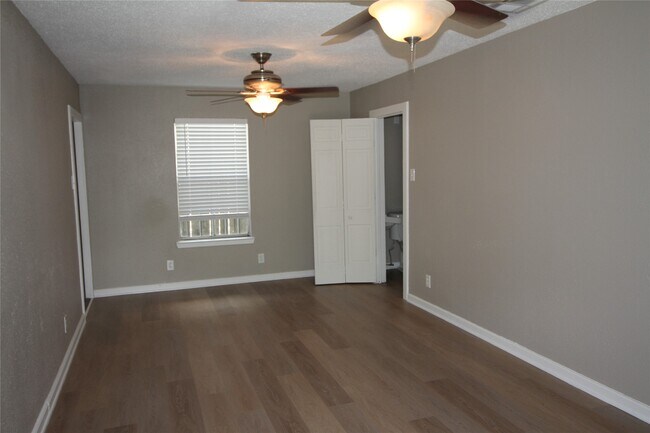 Photo - 5400 Sheldon St