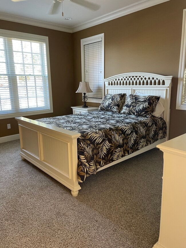 Building Photo - 415 E Romana St Unit #205