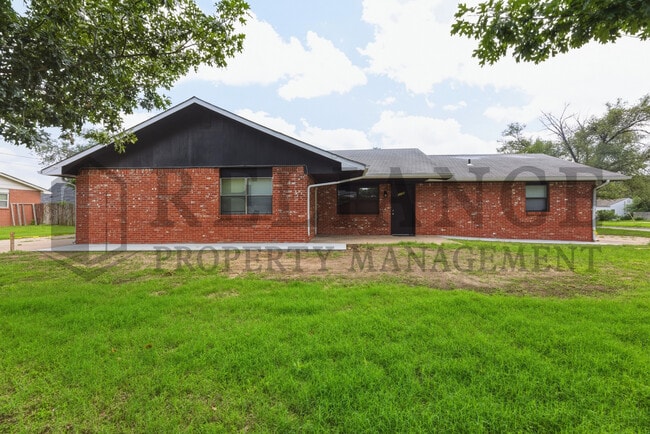 Building Photo - 1158 N Edwards