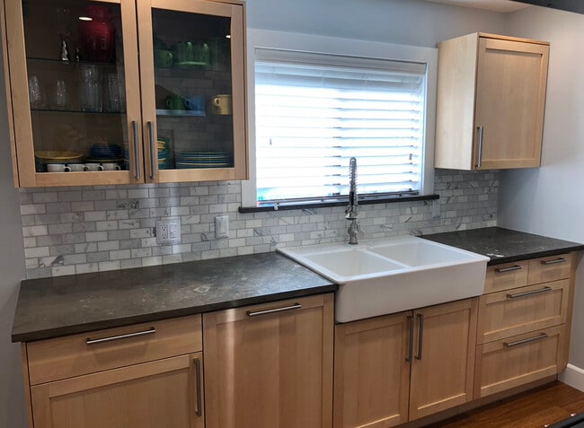 kitchen - 5550 Traffic Way Unit 13