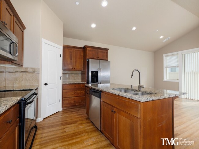 Building Photo - Centrally Located Townhome with Attached G...