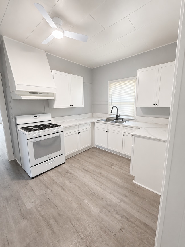 Building Photo - Private yard and parking, spacious updated interior. Don't miss out.