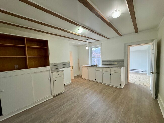 Photo - 109 Clothier St W