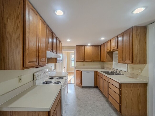 Photo - Spacious Renovated Colonial on The Lebanon Green