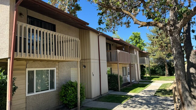 Building Photo - Beautiful 2 bedroom on the east side! Rental