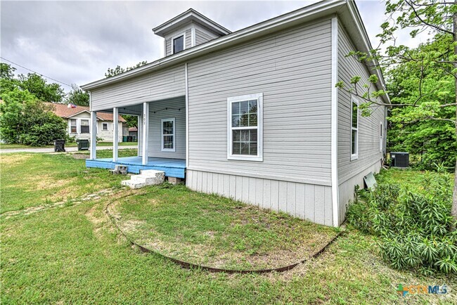 Building Photo - 702 N 8th St Rental
