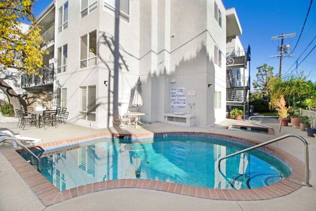 Stunning South of the Blvd Sherman Oaks Co... - Stunning South of the Blvd Sherman Oaks Co... Condominio