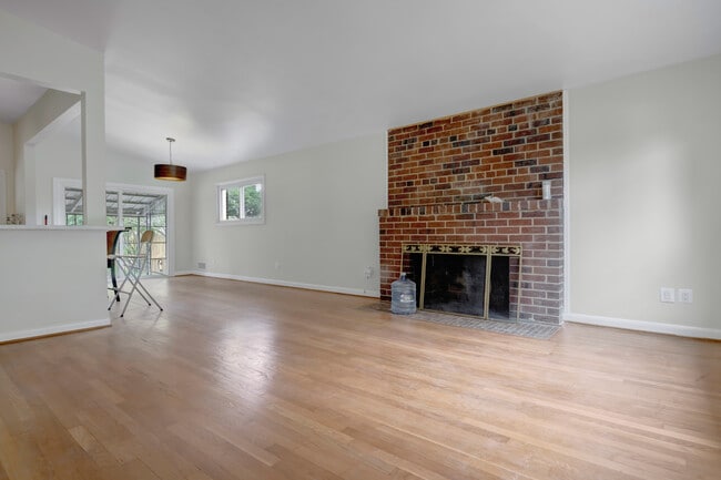 Building Photo - 4208 19th Pl NE Rental