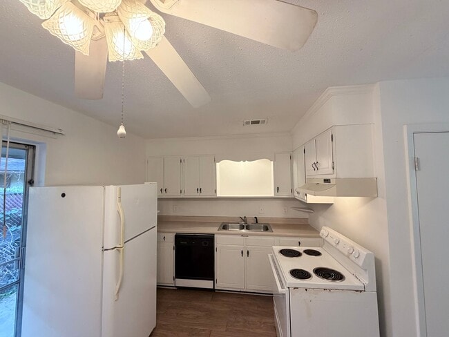 Photo - 538 Royce St Unit 6C