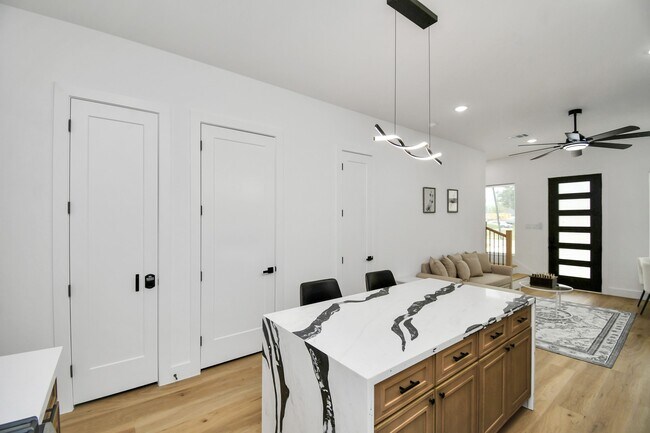 Photo - 7129 Sidney St