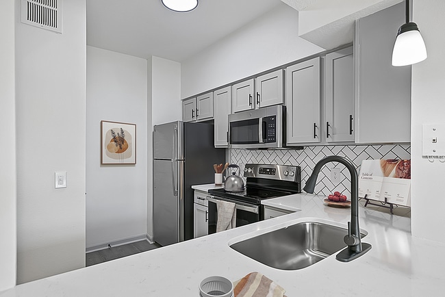 1x1 564 sqft A1U - Kitchen_001