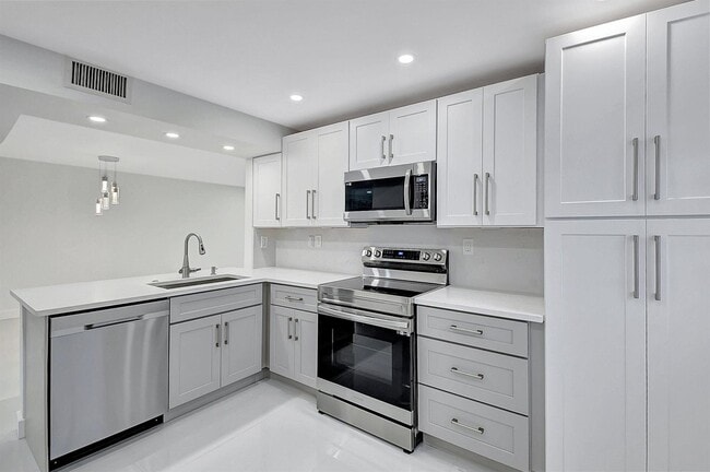 Building Photo - 5550 Witney Dr Unit Lake of delray