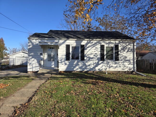 Building Photo - 1016 W 5th St S