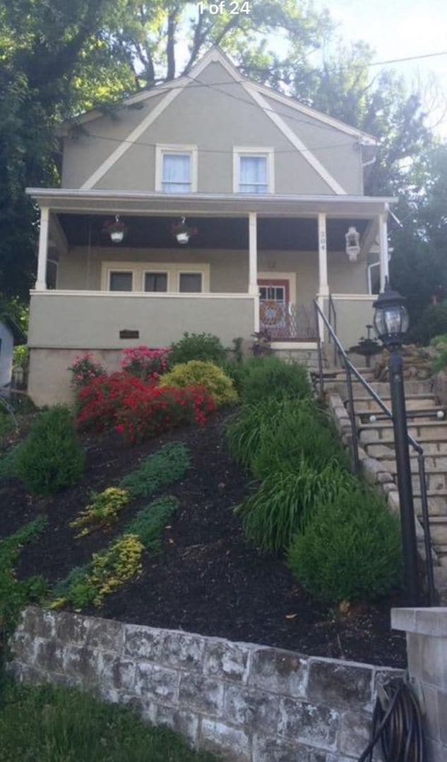 Building Photo - Charming Two Bedroom Home Overlookong Char...