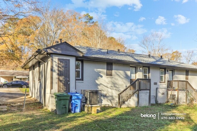 Photo - 839 Commodore Dr NW