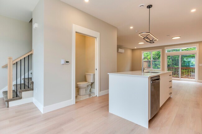 Photo - 72 Colonial Cres