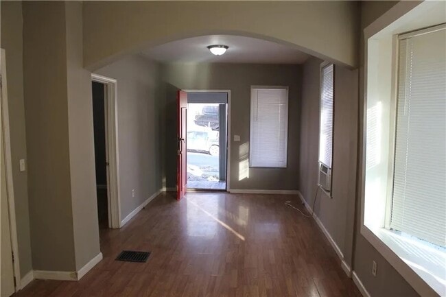 Photo - 302 N Oakley Ave