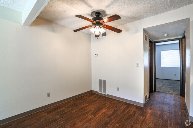 1BR, 1BA - 685SF - Dining Room