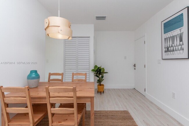Photo - 6509 NE 5th Ave Unidad Orange