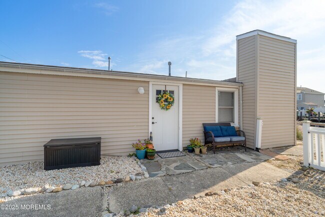 Photo - 825 Leeward Dr