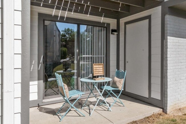 Lakeside Crossing at Eagle Creek Apartments and Townhomes