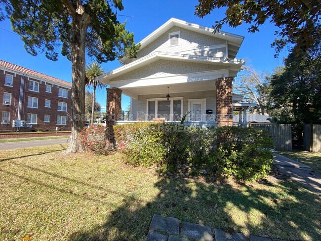 Photo - 2611 College St