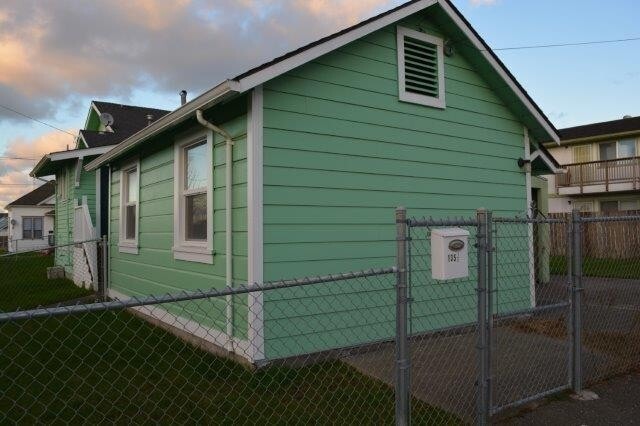 Building Photo - CUTE, COZY CABIN , 1 bedroom studio detached house