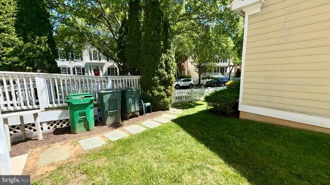 Building Photo - 817 Linslade St Unit LL