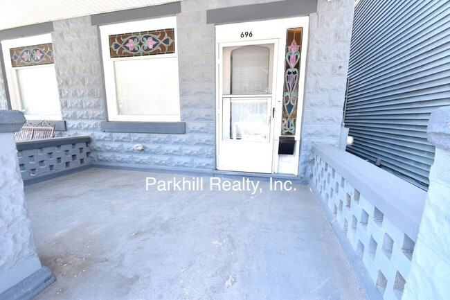 696 S Main St
