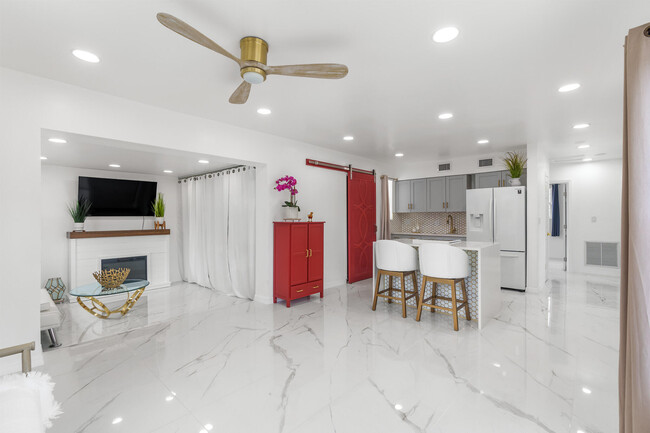 Building Photo - 201 NE 28th Ct