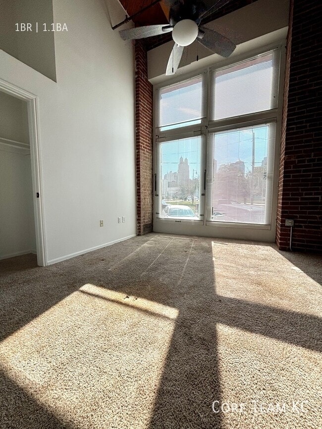 Building Photo - 202 W 5th St Unit 101