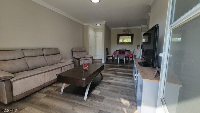 Photo - 1103 Schindler Ln