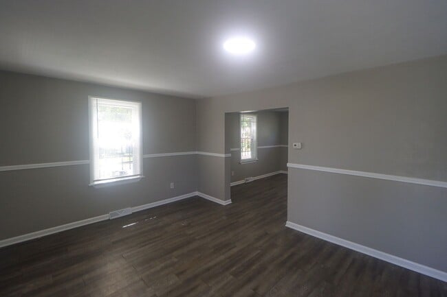 Building Photo - Spacious 3 Bedroom Split Level Home