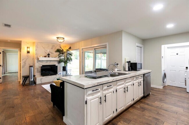 Photo - 1707 Deerfield Dr