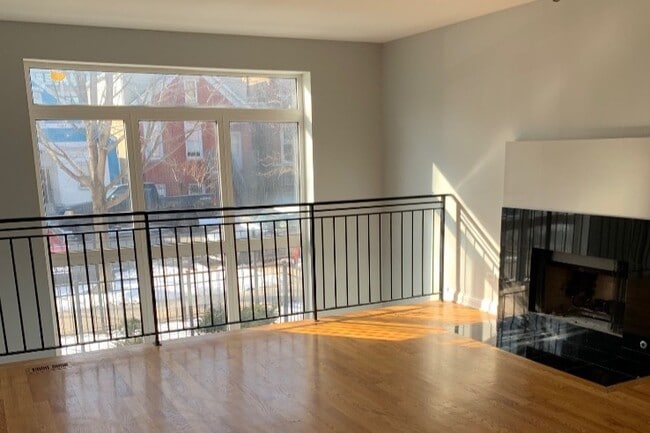 Photo - 2327 S Sawyer Ave Unidad 1st floor B