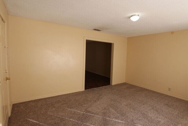 Photo - Available Now! 2 Bedroom 1 Bath Duplex in ...