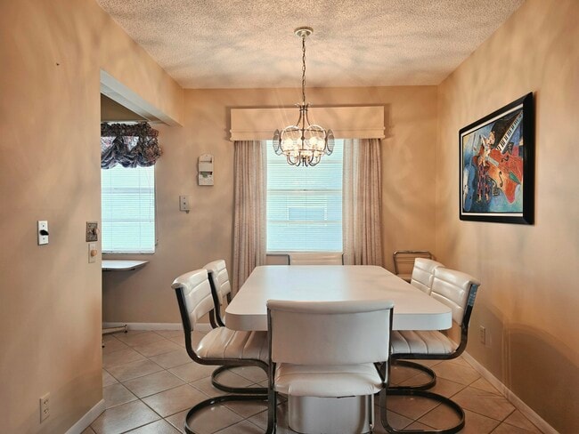 Photo - 719 Flanders Dr