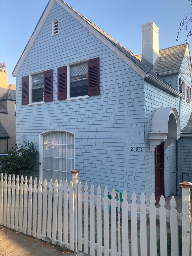 Photo - 241 B St