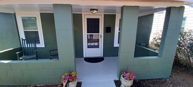 Newly painted! - 820 Page St House