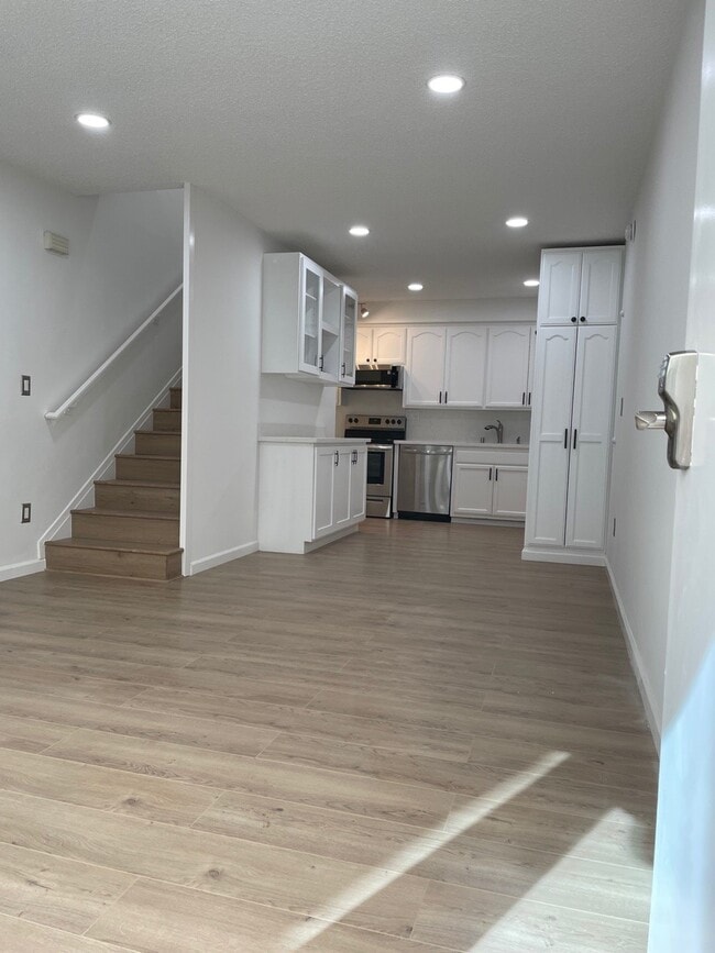 Welcome home - 11025 Kittridge St Apartments Unit 133