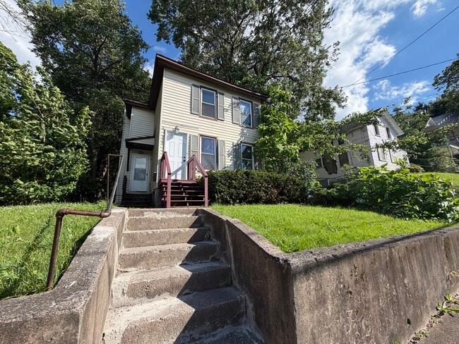 Building Photo - 322 Shuart Ave Unit 1